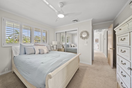 The fourth suite has a queen bed and an inviting space with soothing tones and warm Hawaiian breezes.