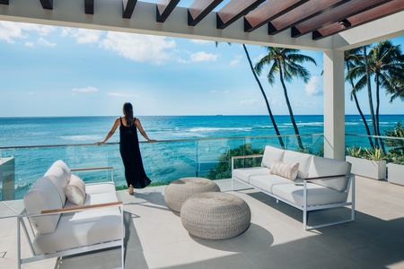 Step onto your lanai to take in uninterrupted ocean vistas, the perfect spot for coffee or cocktails.