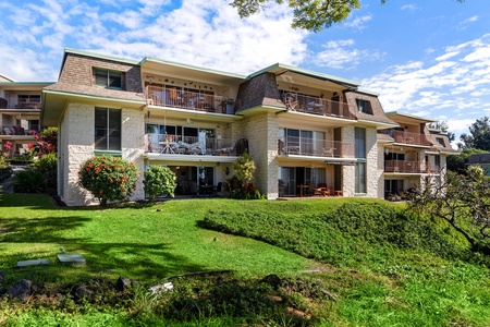 Start and end each day on your private ground-floor lanai, overlooking the Kona Country Club with peekaboo ocean views beyond.