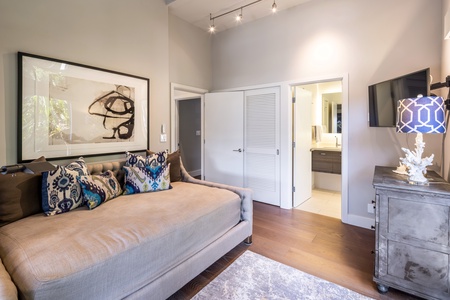 Private bonus room with daybed—ideal for reading, napping, or extra sleeping space.