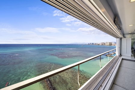 Wake up to stunning turquoise waters and endless ocean views from your banquette, where crystal-clear seas meet the horizon.
