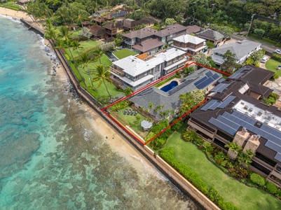 Bird’s-eye view of Hale Makai’s exclusive oceanfront setting along the scenic Diamond Head coastline.