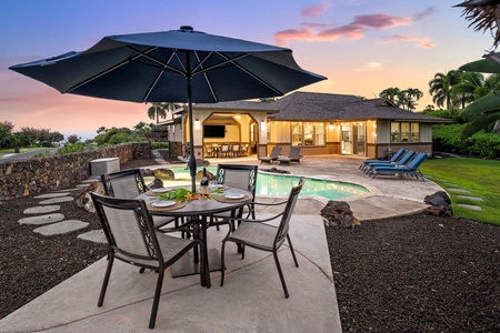 Evening meals by the pool feel extra special during twilight.