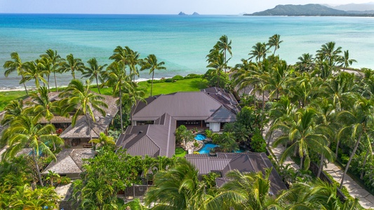 This aerial view highlights the estate’s commanding position on over 110 feet of ocean frontage.