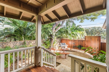 Private Shady Courtyard Off Front of House w/ Gas Grill and Locally Hand Crafted Picnic Table