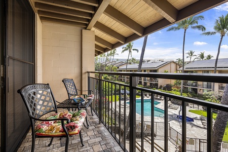 A quiet corner for Kona coffee and ocean breezes.