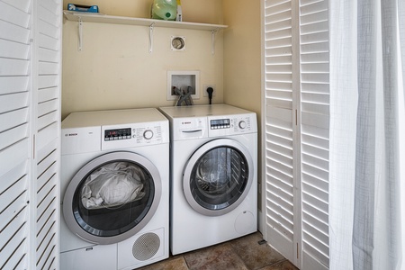 Full sized washer / dryer in this unit!