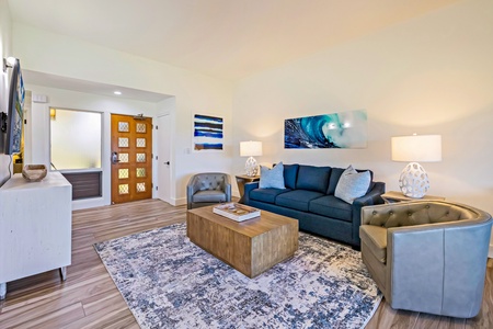 Kapalua Ridge 1421’s cozy living area features plush seating and stylish, welcoming decor.