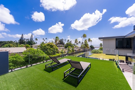 Stretch out on plush loungers in the sunny private lanai—ideal for afternoon reading, poolside naps, or evening stargazing.