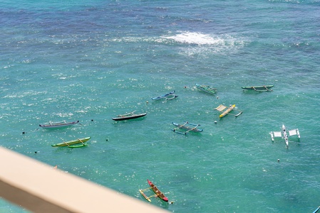 From the lanai, enjoy daily ocean theater with surfers, swimmers, and stand-up paddlers cruising through crystal-clear waves.