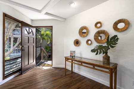 Condo foyer with tasteful décor