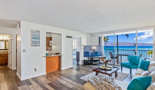 Ocean light fills Royal Kahana 308’s living room, bringing calm to every corner.