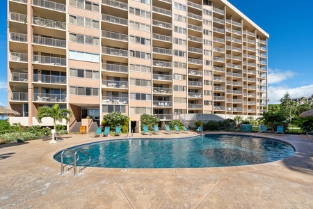 Another look at Royal Kahana 1010’s inviting pool and sunny surroundings.