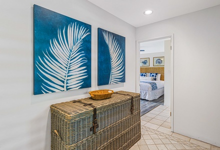 A peaceful hallway in Wailea Ekolu 1605 guides you to the tranquil bedroom, perfect for unwinding.