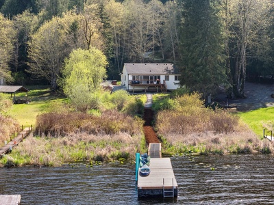 Gather with friends on the outdoor lounge—perfect for sunset chats, cocktails, or stargazing after a day on the lake.
