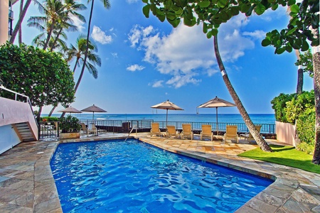 Exquisite Diamond Head views with floor-to-ceiling windows, for an indoor/outdoor living experience.