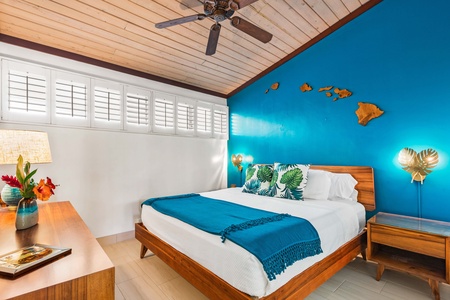 Napili Shores F-252 features a plush king bed and space to fully relax and settle in.
