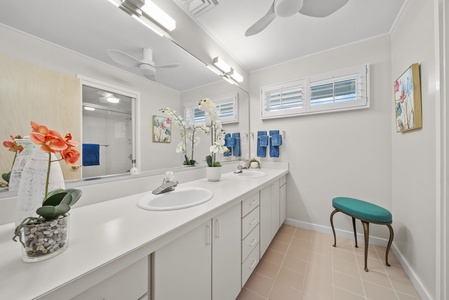 Upstairs Hallway – 2nd bathroom – wide vanity area