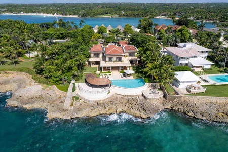 Your oceanfront luxury villa features stunning ocean views.