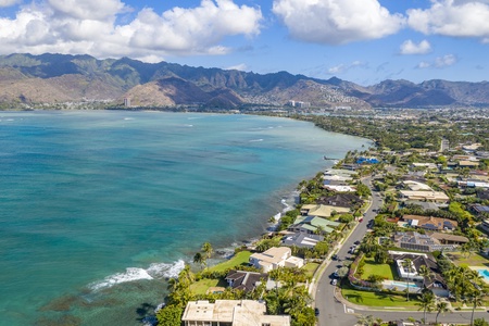 Enjoy sweeping views of Oʻahu’s southern coastline stretching toward the mountains.
