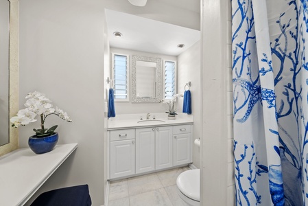 A charming transition space, leading to well-appointed areas of this Hawaiian getaway.