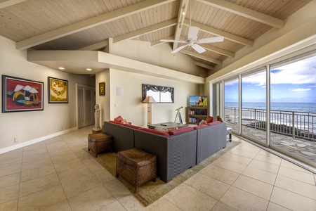 Enjoy casual breakfasts at the bar facing the lanai—dining with a view has never felt so luxurious.