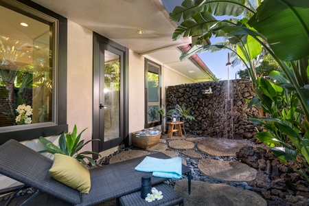 Rinse off under the open sky with tropical garden surroundings.