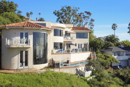 Built on the cliff, the architecture maximizes every possible view With curved windows