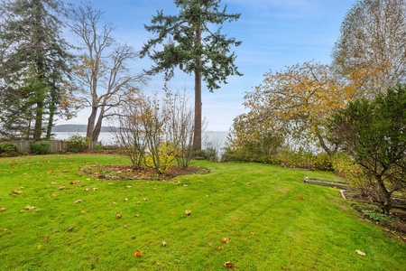 An open, grassy space to play or unwind—surrounded by seasonal color and framed by the bay.