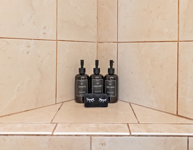 Mahana 1118 provides a spa-like experience with luxury bath products in a stylish tiled shower.