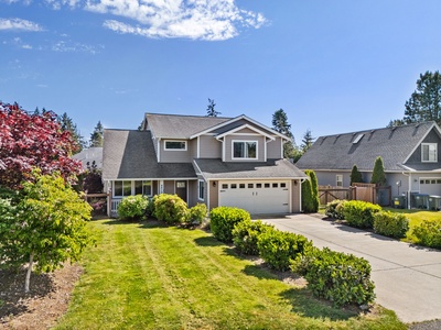 The inviting front entrance welcomes you into this comfortable family-friendly home near Blaine’s shoreline.