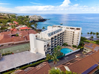 Bird’s-eye view of Kona Alii—just steps from the shoreline and town.