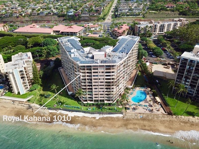 Royal Kahana 1010 living area offers a spacious, inviting space for relaxing or entertaining.