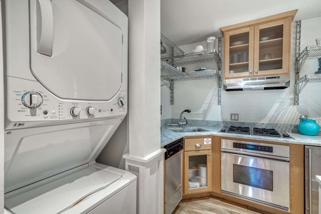 Laundry closet with Washer and Dryer