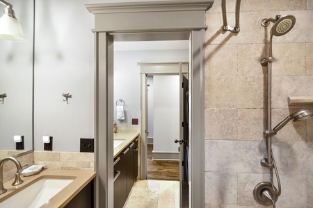 Primary Bathroom with Tub/Shower Combo