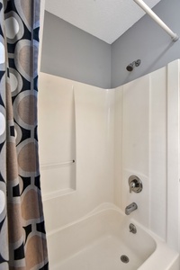 Guest Bathroom, Tub/Shower Combo