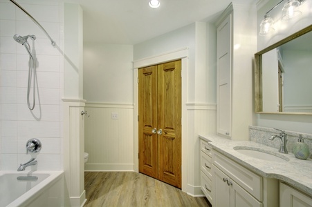 Main House Bathroom, Tub/Shower Combo