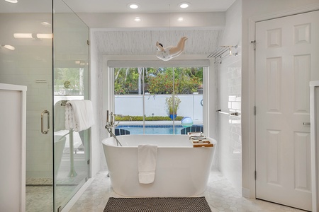 Primary Bathroom, Soaking tub