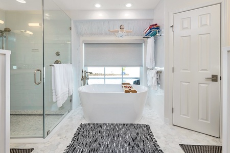 Primary Bathroom, Soaking Tub