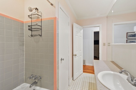 Hall Bathroom with Tub/Shower Combo