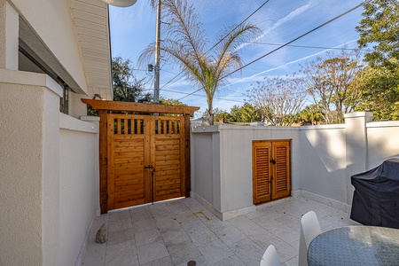 Outdoor Eating Area and Grilling Area