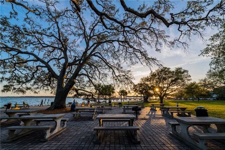 St. Simons Village Courtyard