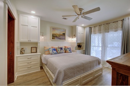 Main House Bedroom, King Bed