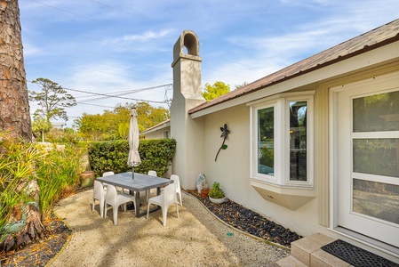 Outdoor Dining/Sitting Area