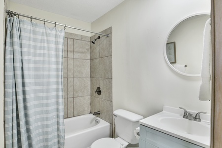 The private master bathroom has a tub/shower combo