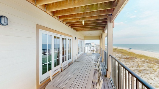 3rd floor balcony has outdoor dining