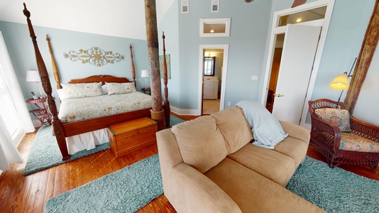 iBedroom 1, Master suite; 3rd floor, king bed, TV, sitting area, private bath, access to sun deck