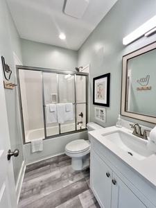Hallway bathroom features a tub/shower combo