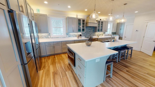 Fully equipped Kitchen with Island seating