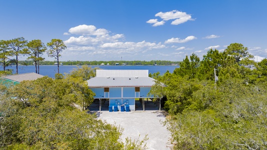 Sailhouse West is a pet-friendly, duplex home